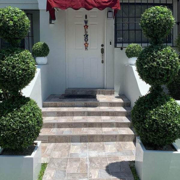 Dreifach-Kugel-Topiary mit mittelgroßem Pflanzgefäß aus Fiberglas.