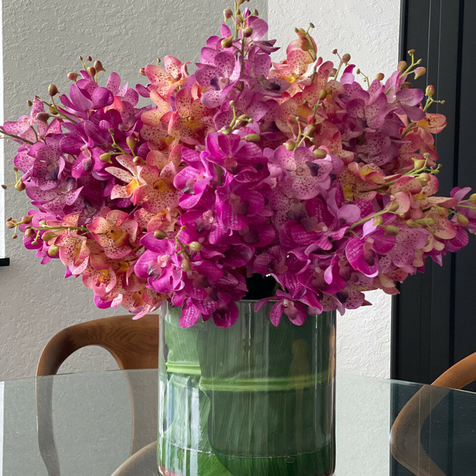 Gemischte Mokara-Orchideen in großem Rota-Zylinder