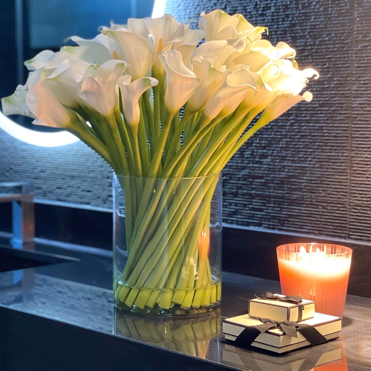 Calla-Lilien in einem 25 cm hohen Glaszylinder