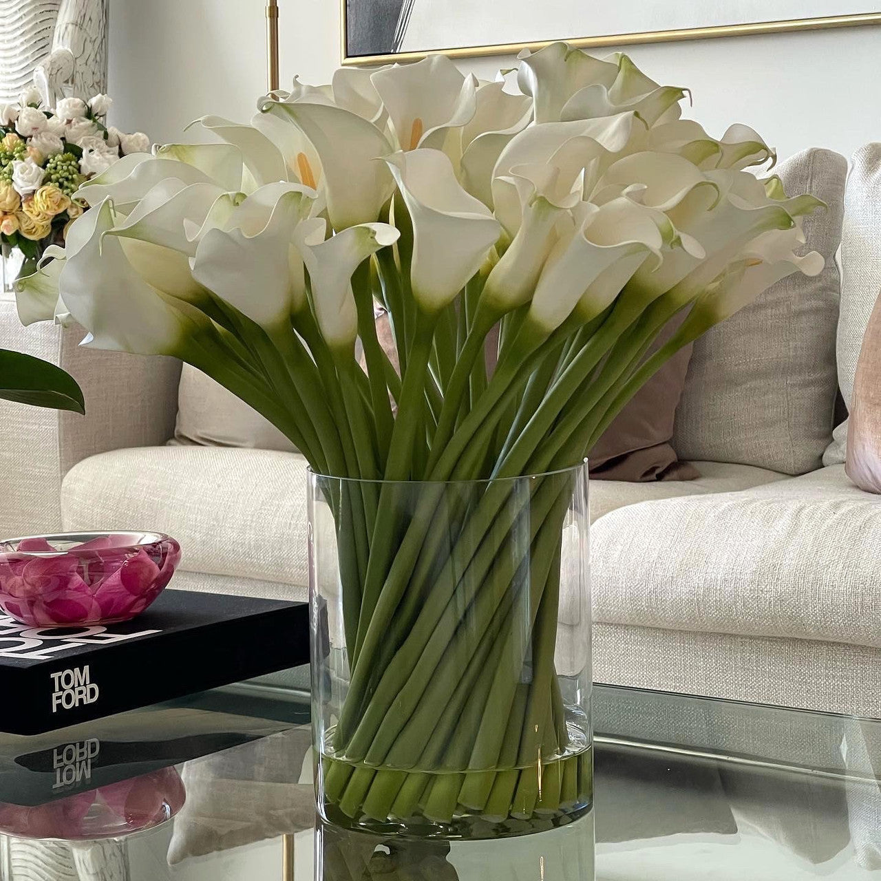 Calla-Lilien in einem 25 cm hohen Glaszylinder