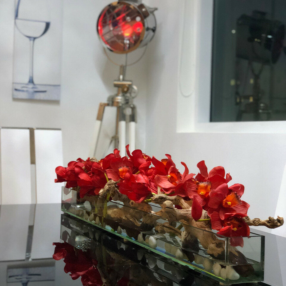 121,9 cm Glas-Pflanzgefäß Casa Moderna mit roten Cymbidien.