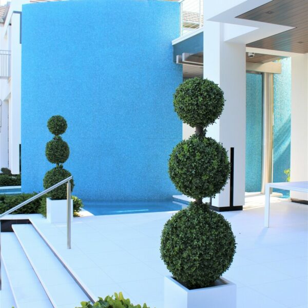 Dreifach-Kugel-Topiary mit mittelgroßem Pflanzgefäß aus Fiberglas.