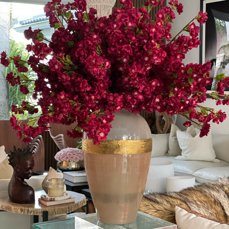 Vase der Göttin mit burgunderroten Kirschblüten