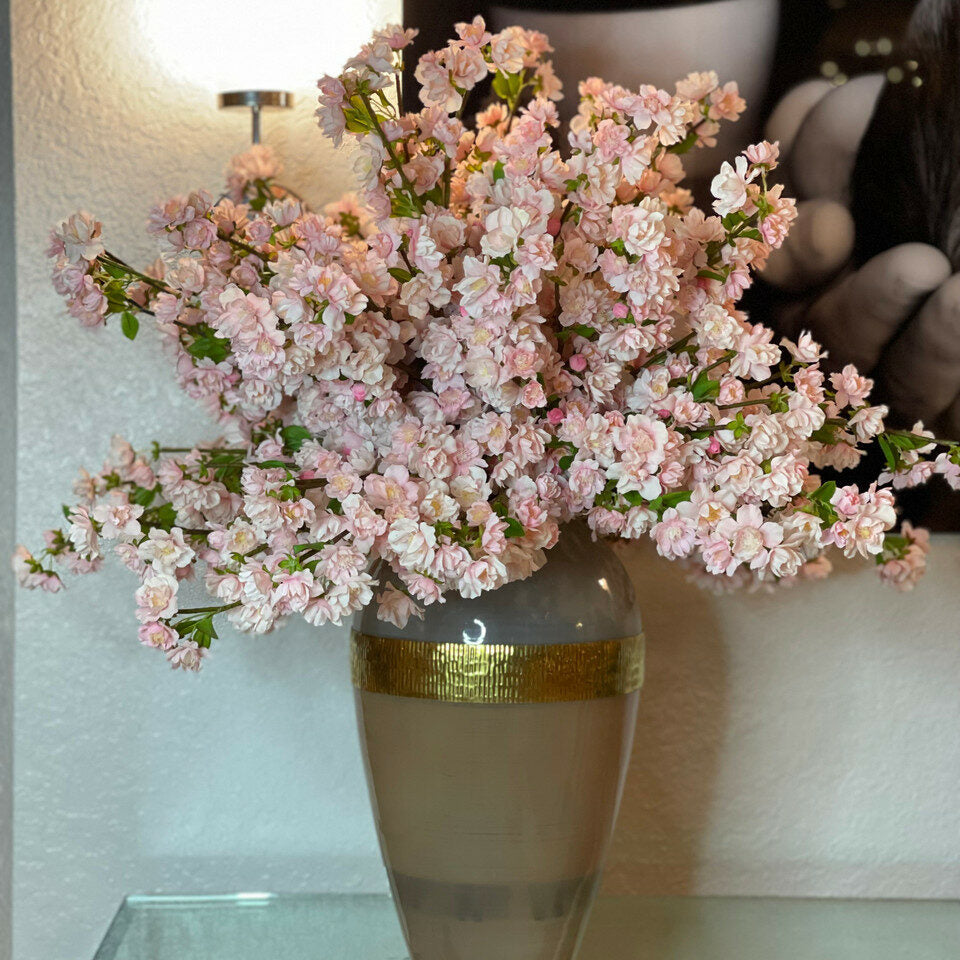 Vase der Göttin mit rosa Kirschblüten