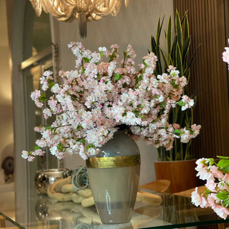 Vase der Göttin mit rosa Kirschblüten