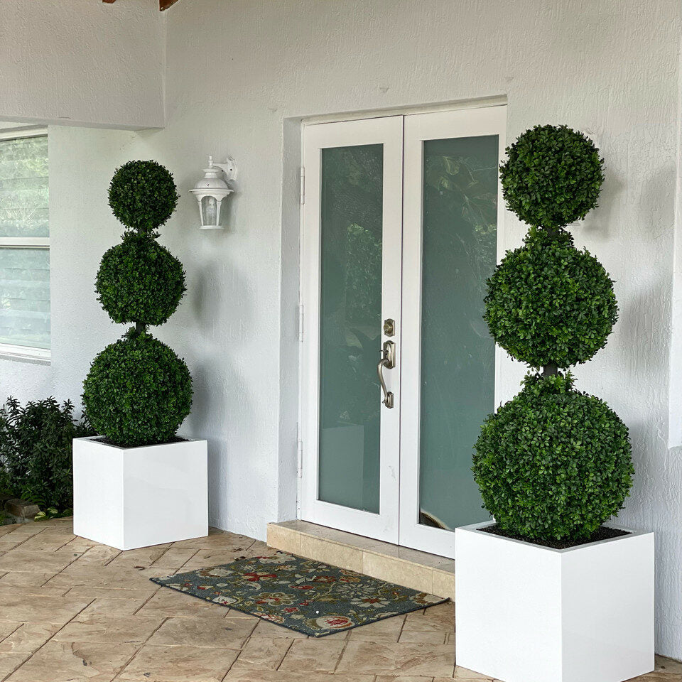 Dreifach-Kugel-Topiary mit großem Block-Pflanzgefäß aus Fiberglas.